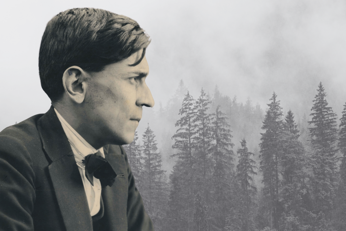 En primer plano, una imagen de Mariátegui de perfil con un traje oscuro y detrás un bosque borroso.